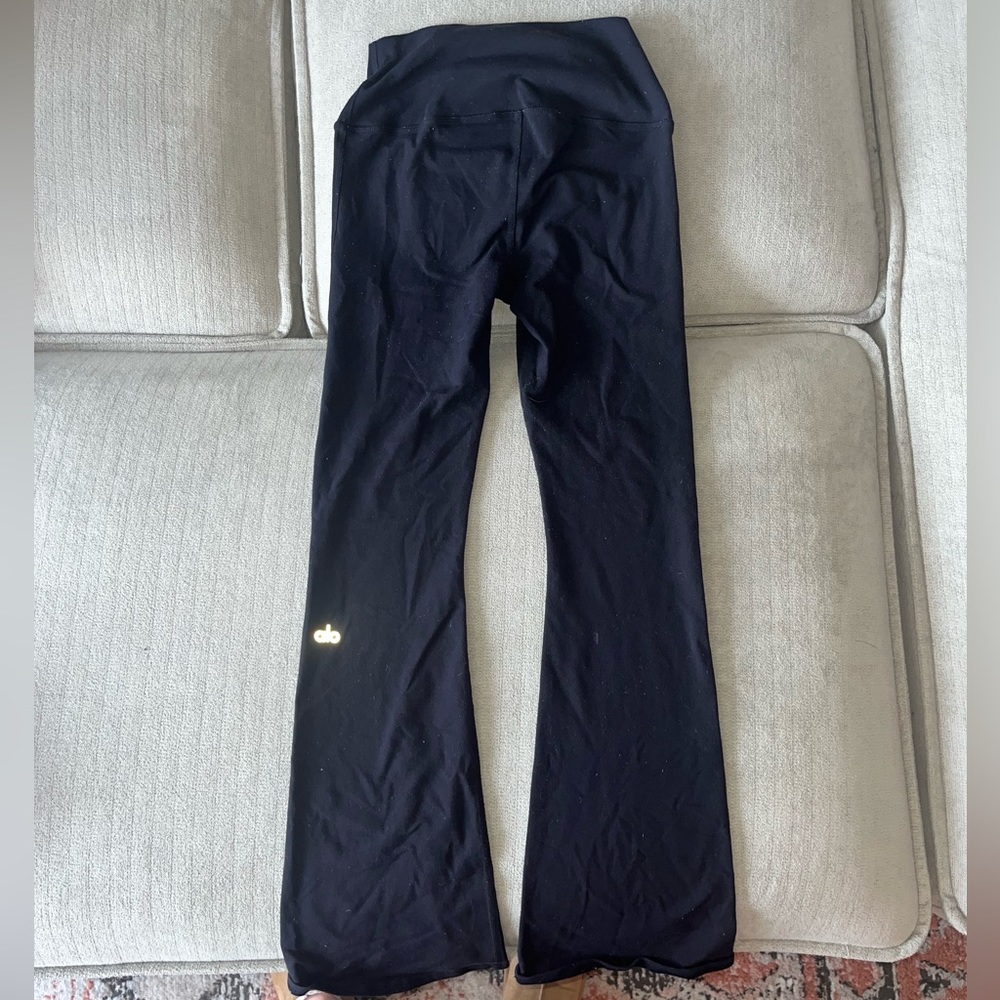 Alo Yoga Airbrush High-Waist 7/8 Bootcut Legging
Black Yoga Pants